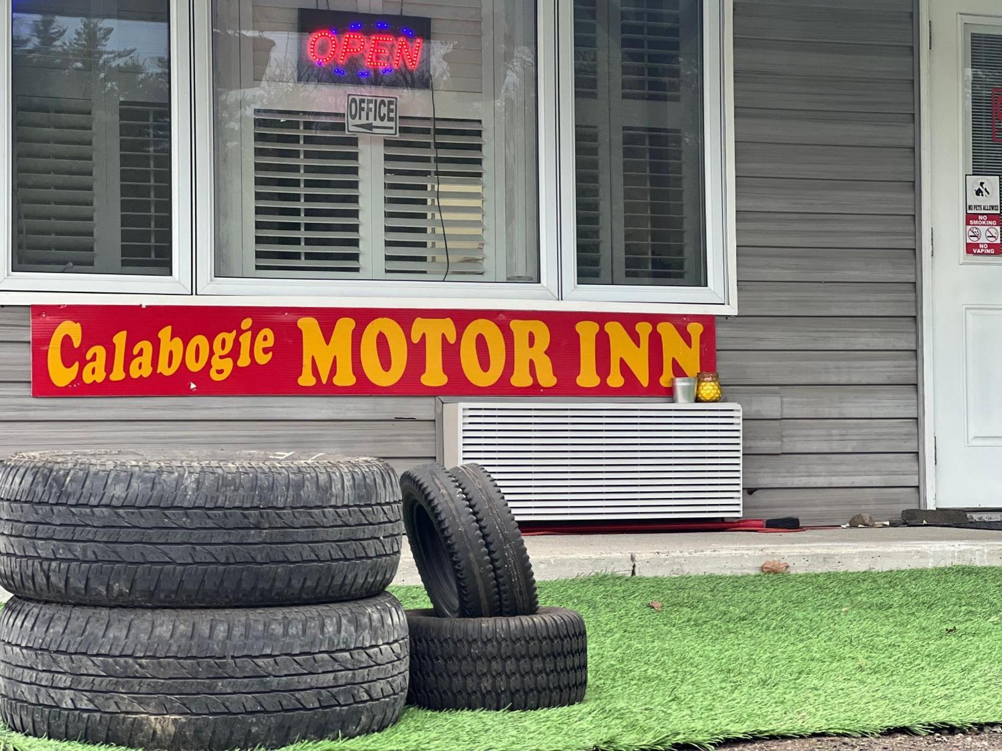 Calabogie Motor Inn Екстер'єр фото