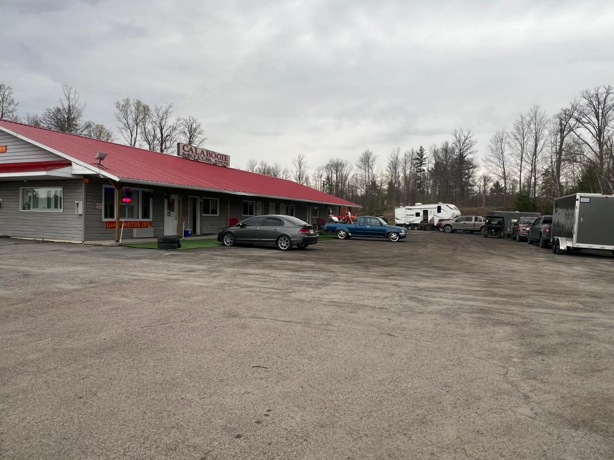 Calabogie Motor Inn Екстер'єр фото